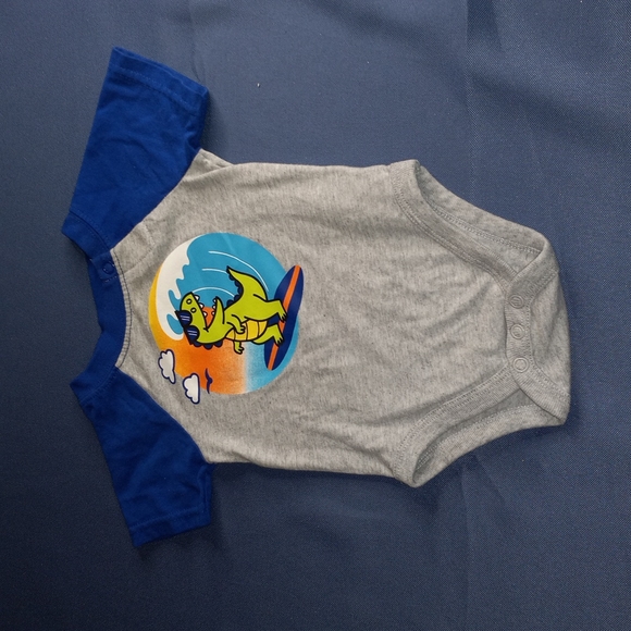 3 bodysuits and one pair of shorts dinosaur - Picture 5 of 6